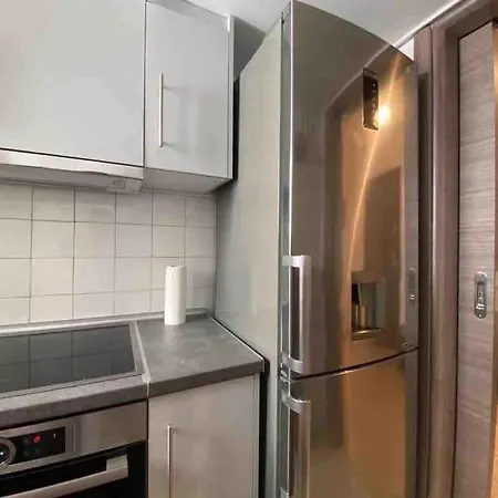 Lovely 1 Bedroom In Apartment *